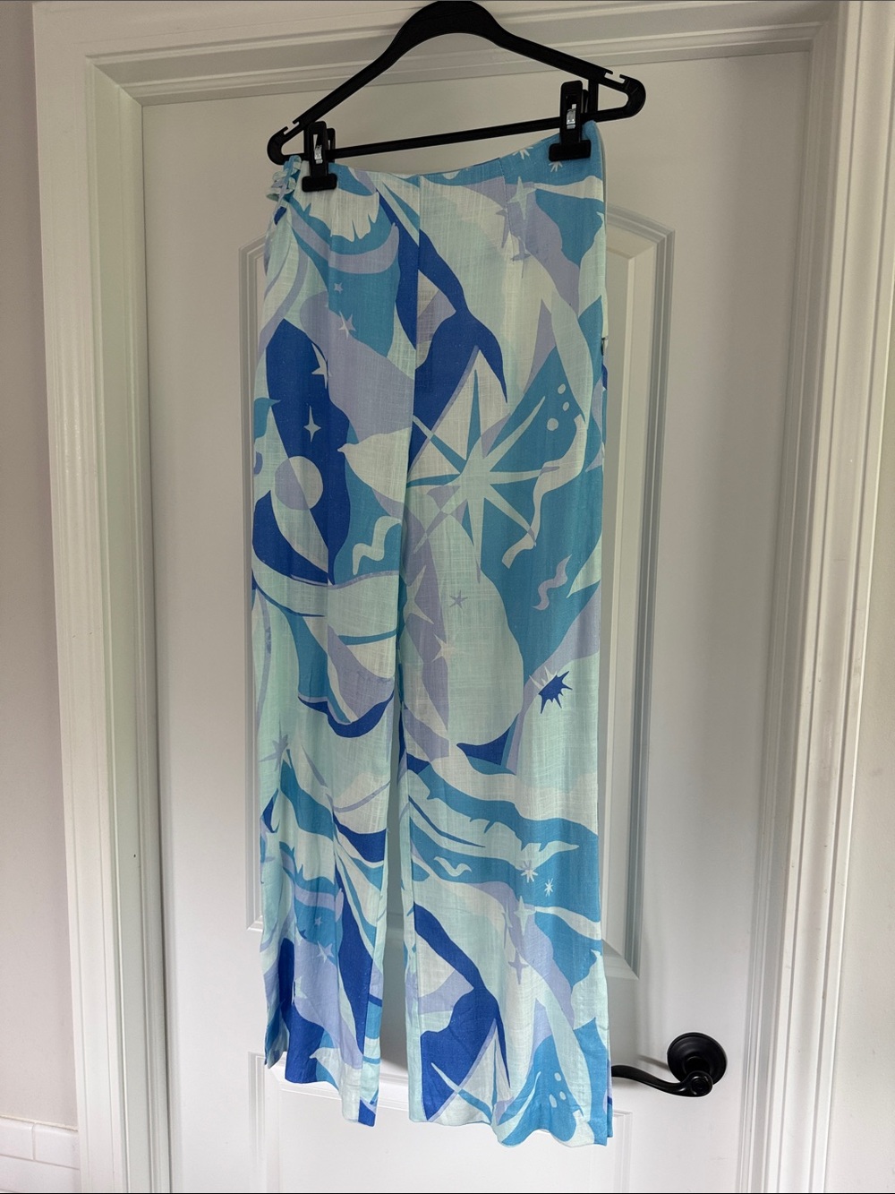 Lulu's Blue Abstract Print Capris